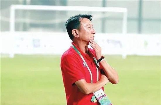 在床上打扑克